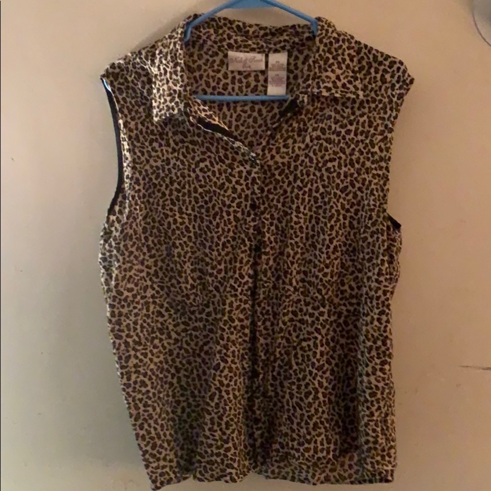 ✨ Leopard button down collared tank top✨